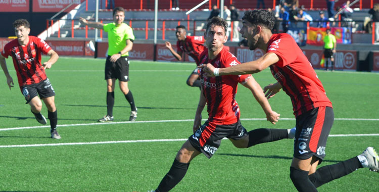 Marcos Pérez en plena celebración de su importante gol contra el Lorca Deportiva en el Manuel Polinario. Foto: Tino Navas / Salerm Puente Genil