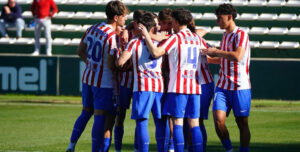Matías Barboza celebrando con sus compañeros uno de los goles en Antequera. Foto: AS.com