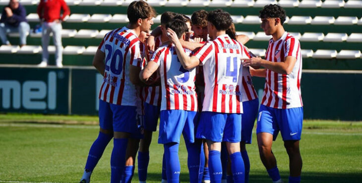 Matías Barboza celebrando con sus compañeros uno de los goles en Antequera. Foto: AS.com