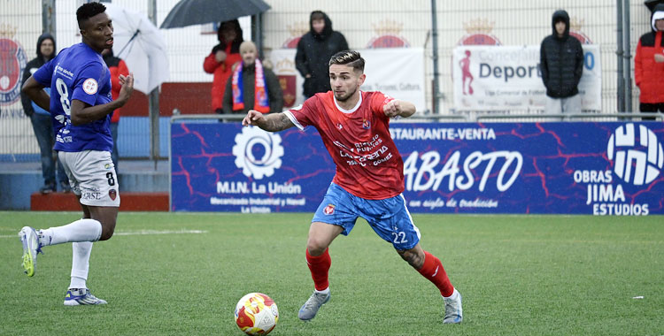 Carlos Ramírez ve pasar por detrás a Pitu. Foto: Deportiva Minera