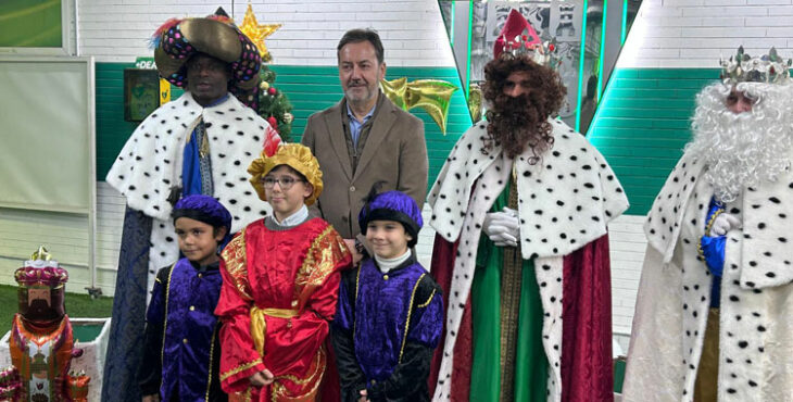 Fernández Monterrubio posando con los Reyes Magos en El Arcángel