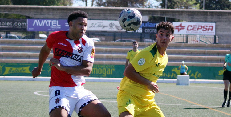 Un lance de uno de los derbis cordobeses de esta temporada. Foto: Montilla CF