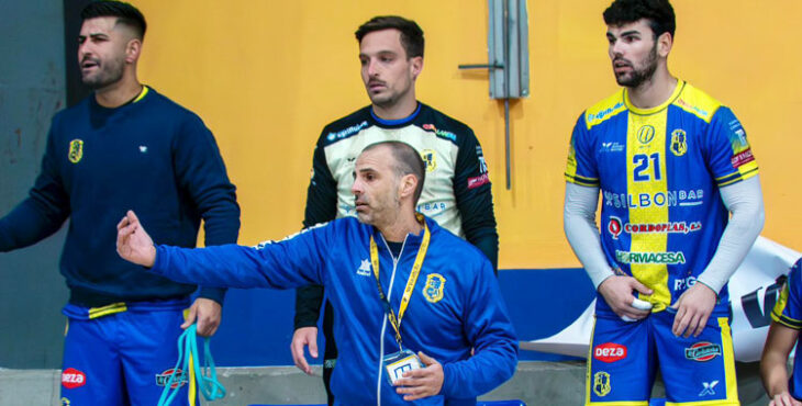 Miguel Ángel Moriana dirigiendo desde su área técnica. Foto: La Salle Balonmano