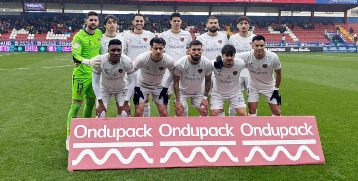 El once inicial del Salerm Puente Genil en Almendralejo. Foto: Salerm Puente Genil