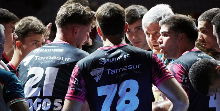 Paco Bustos en un corrillo con sus jugadores dentro de un partido. Foto: Estefanía Hernández / Cajasol Ángel Ximénez Puente Genil