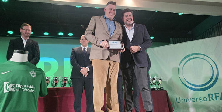 David Jurado, director de Cordobadeporte, tras recibir la distinción de la Cordobesa de Fútbol de manos del gerente del iMDECO, Sebastián del Rey.