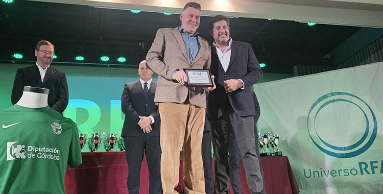 David Jurado, director de Cordobadeporte, tras recibir la distinción de la Cordobesa de Fútbol de manos del gerente del iMDECO, Sebastián del Rey.