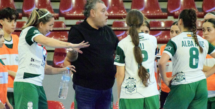 Rafa García alecciona a sus discípulas en un tiempo muerto. Foto: Deportivo Córdoba Cajasur