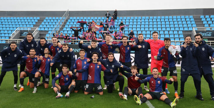 Ramón Vila celebrando junto a sus compañeros la victoria en Ibiza. Foto: CD Eldense