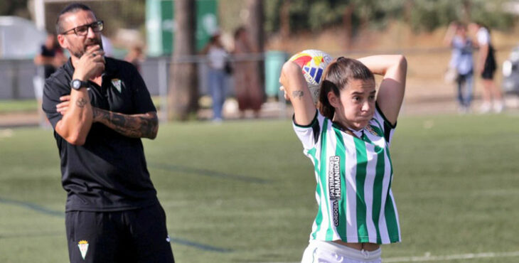 Sergio Guillén observando el juego desde el área técnica.