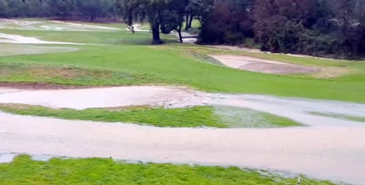 La imagen del hoyo 13 inundado tras el desbordamiento del lago.