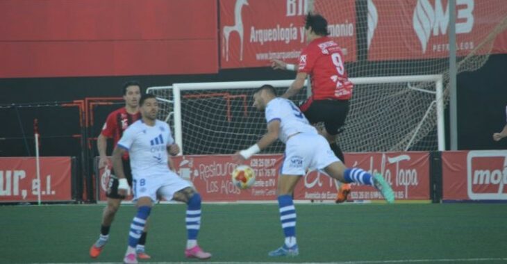 Tommy Monegro disputando un balón en el encuentro de ida ante el CD Extremandura