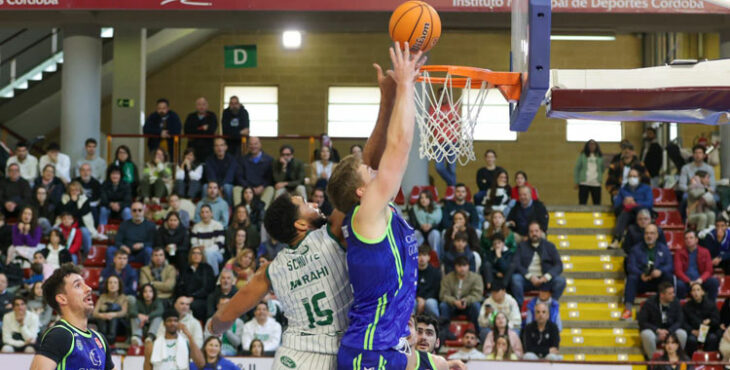 Schutte pelea por un rebote en el encuentro ante el Valle de Egüés. Foto: Fran Pérez / Córdoba Club de Baloncesto