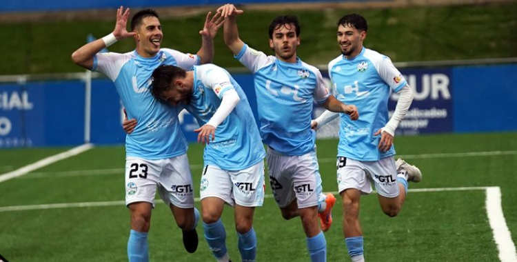 La alegría celeste tras ganar al Central. Foto: Antonio Dávila / Ciudad de Lucena