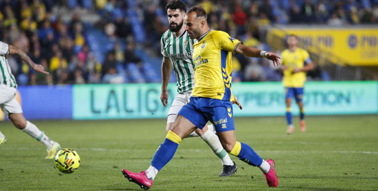 Xavi Sintes en el tanto no concedido a Jesé por dejarle el Córdoba en fuera de juego. Foto: LaLiga Hypermotion