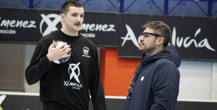 Toni Malla en su primera sesión de trabajo con sus jugadores. Foto: Estefanía Hernández / Ángel Ximénez Puente Genil
