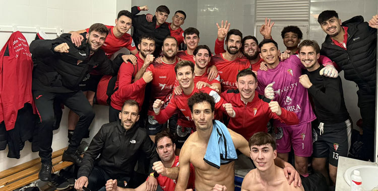 La celebración en el vestuario del Rociana del Hélity Egabrense. Foto: CD Egabrense