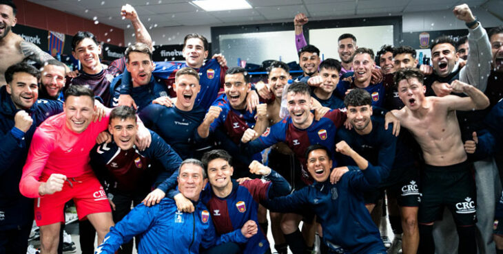 La alegría del equipo de Ramón Vila tras otra victoria. Foto: CD Eldense