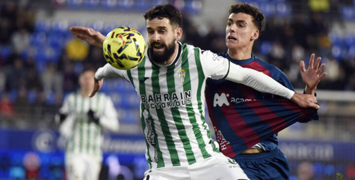 Xavi Sintes protegiendo el balón en un partido en Huesca. Foto: LaLiga Hypermotion