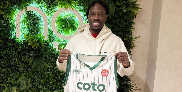 Zack Rollins luciendo su nueva camiseta en Nogomet. Foto: Córdoba Club de Baloncesto