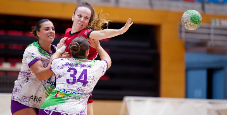 Zoe Turnes y María Jesús Miranda trabajando en defensa en un encuentro reciente. Foto: Foto: Alfredo G.L. / CBM Zuazo