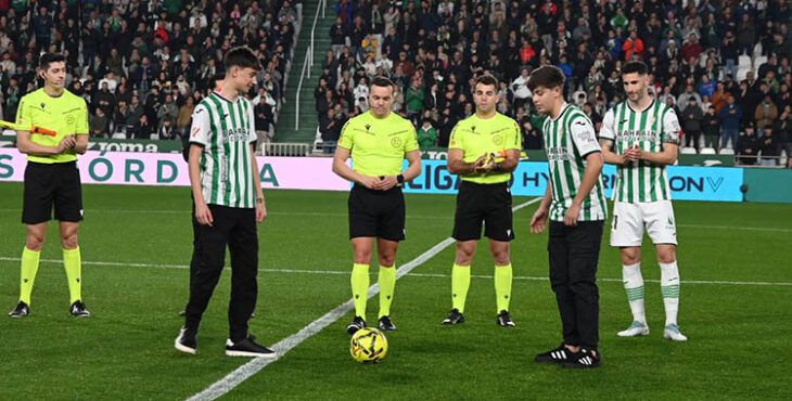 Los jóvenes adamuceñois Julio y José en el saque de honor como homenaje a su pueblo.