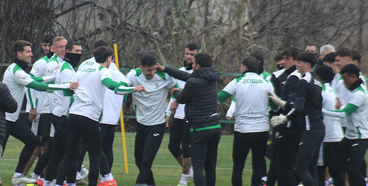 Carlos Albarrán recibiendo la felicitación de sus compañeros por su 32 cumpleaños.