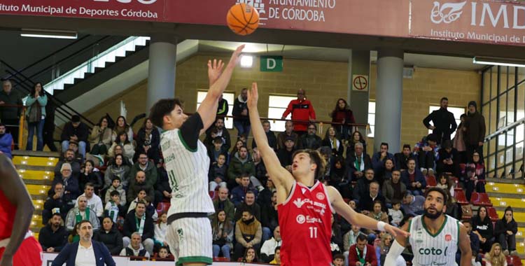 Alejandro Orozco lanza un triple ante la Cultural.