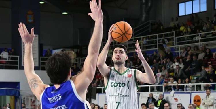 Alejandro Rodríguez se prepara para un tiro.