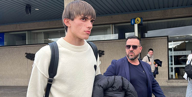 Andrés Cuenca este jueves a su llegada a Gijón.