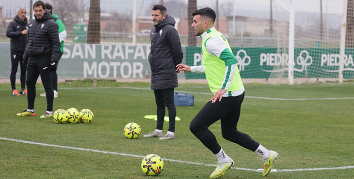 Iván Ania siguiendo el último entrenamiento, con Álex Martín en primer término, antes de recibir al Real Valladolid.