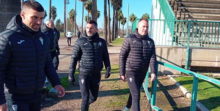 Iván Ania con su cuerpo técnico antes de acceder al campo principal de la Ciudad Deportiva.