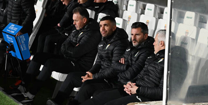 Iván Ania sentado en el banquillo junto a su cuerpo técnico.