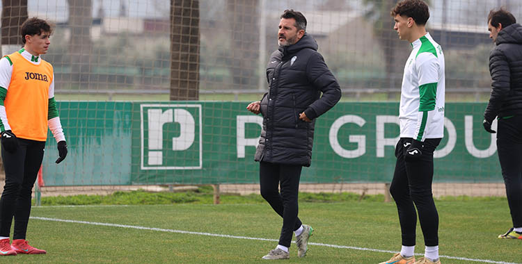 El nuevo lateral derecho Trilli junto a Iván Ania en su primer entrenamiento con el Córdoba. Autor: CCF