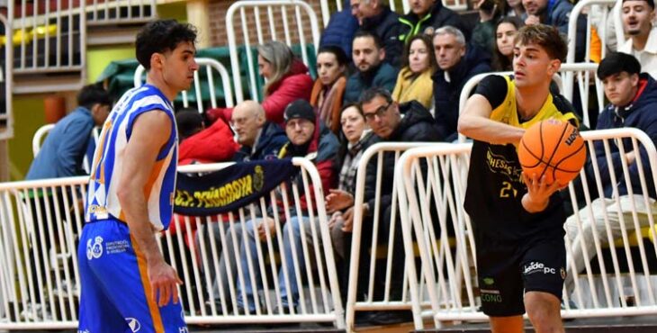 Alejandro Arcones en un partido del Peñarroya.