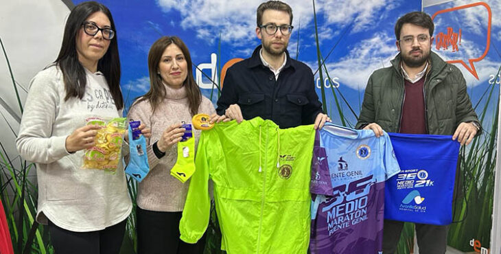 El concejal de Deportes del Ayuntamiento de Puente Genil, Rafael Ruiz, juntos a representantes de Deportes Marcos.