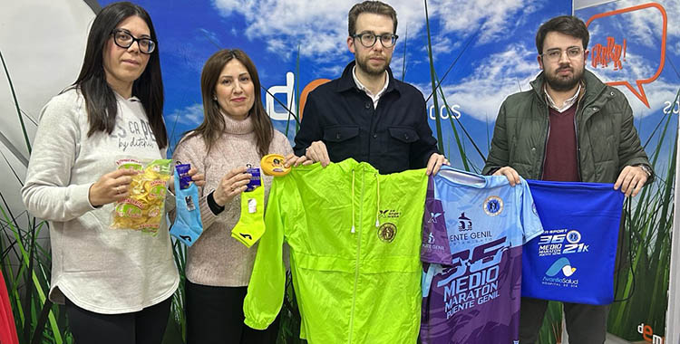 El concejal de Deportes del Ayuntamiento de Puente Genil, Rafael Ruiz, juntos a representantes de Deportes Marcos.