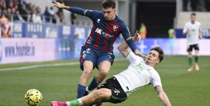 Un jugador del Huesca recibe una entrada en el anterior duelo contra el Racing. Foto: LaLiga Hypermotion