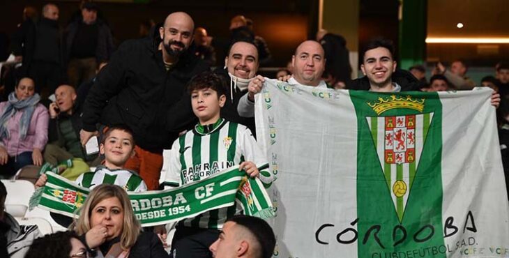 Una familia de cordobesistas mostrando sus colores ante el Burgos.