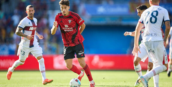 Ismael Barea jugando con el Mirandés esta temporada en su debut en el fútbol profesional.