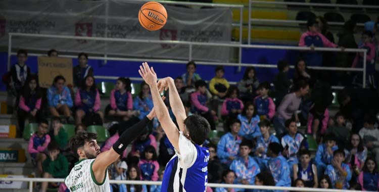 Fernando Bello en un lance del partido en Ponferrada.