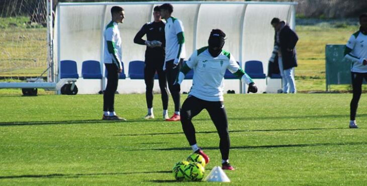¿Qué jugador será? La graba y el gorro prácticamente no permitía reconocer a varios jugadores del Córdoba bien pertrechados ante el frío.