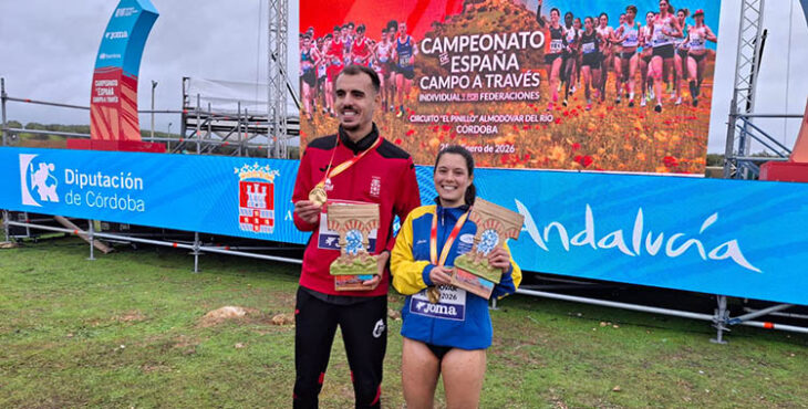 Nassim Hassaous e Isabel Barreiro posando con sus medallas de campeones absolutos.
