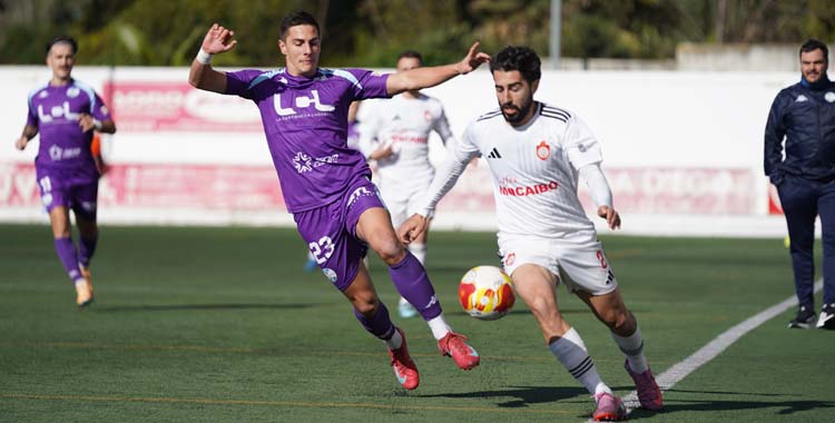 Canty presiona a un jugador del Utrera.