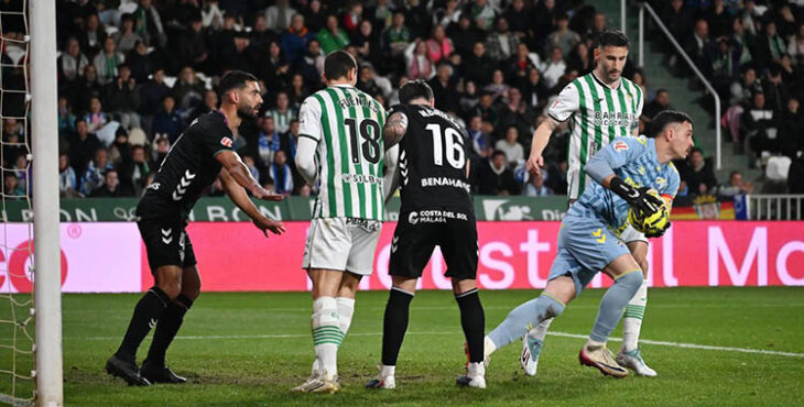 Carlos Albarrán encimando al meta del Málaga Alfonso Herrero.