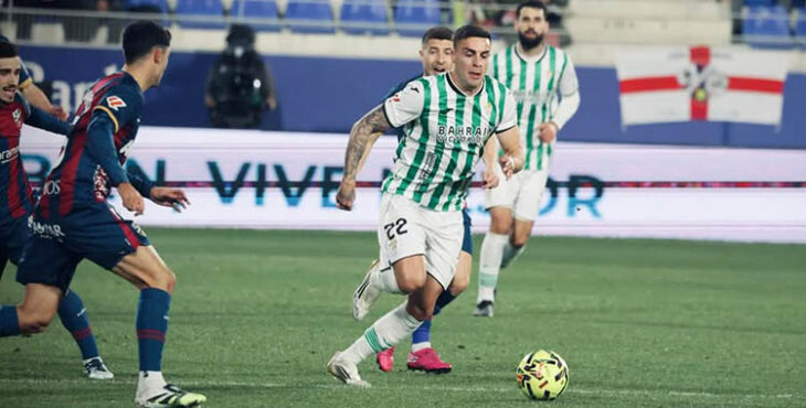 Carlos Isaac dejando atrás a un jugador del Huesca.