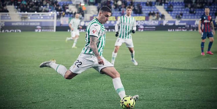Carlos Isaac centrando un balón en su último partido con el Córdoba en Huesca.