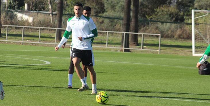 Carlos Isaac esperando el balón en la Ciudad Deportiva.