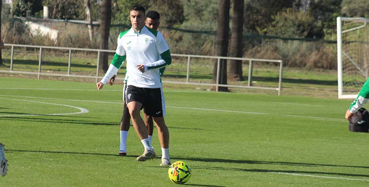 Carlos Isaac esperando el balón en la Ciudad Deportiva.