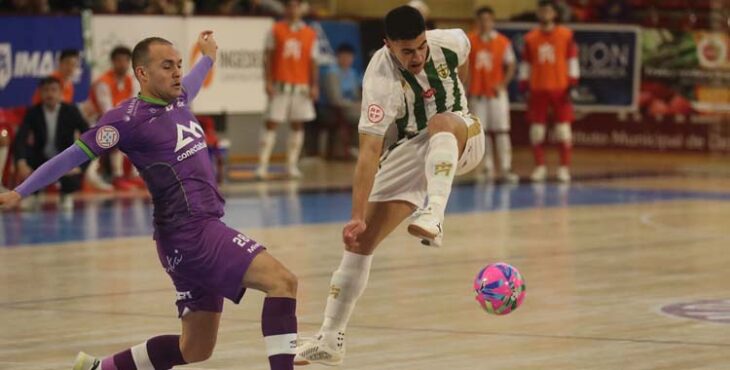 Carlos Gómez lucha por el balón ante el Palma Futsal.